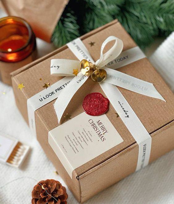 Подарочная упаковка и коробки с новогодним дизайном